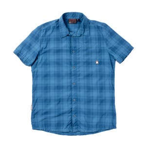 Puede incluir: Una camisa de manga corta con botones en un patr&oacute;n de cuadros azules. La camisa presenta un cuello est&aacute;ndar, un bolsillo en el pecho en el lado izquierdo con una peque&ntilde;a etiqueta rectangular con el logotipo y una fila de botones azules.