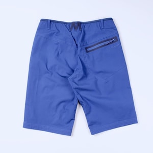 Puede incluir: Pantalones cortos azules con un bolsillo con cremallera en el lado derecho. Los pantalones cortos tienen un cord&oacute;n y trabillas para el cintur&oacute;n en la cintura. Fabricados con un material duradero, ideales para actividades al aire libre.