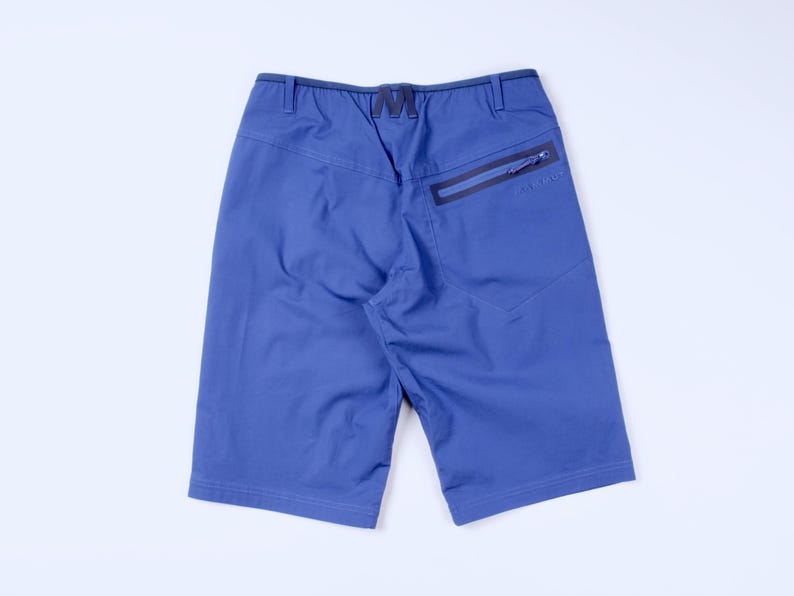 Puede incluir: Pantalones cortos azules con un bolsillo con cremallera en el lado derecho. Los pantalones cortos tienen un cord&oacute;n y trabillas para el cintur&oacute;n en la cintura. Fabricados con un material duradero, ideales para actividades al aire libre.