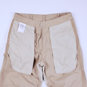 Pode incluir: Uma placa de madeira r&uacute;stica com o texto "Welcome to our home" em letras brancas. A placa apresenta um acabamento desgastado e um design simples e convidativo, perfeito para uma varanda ou entrada.