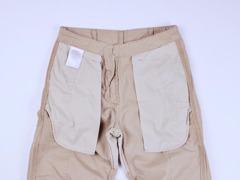 Pode incluir: Uma placa de madeira r&uacute;stica com o texto "Welcome to our home" em letras brancas. A placa apresenta um acabamento desgastado e um design simples e convidativo, perfeito para uma varanda ou entrada.