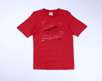 Camiseta Nike "Air Max 95 Surface To 72" para hombre, roja, bordada, manga corta, talla S