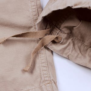 Pode incluir: Uma placa de madeira r&uacute;stica com o texto "Welcome to our home" em letras brancas. A placa apresenta um acabamento desgastado e um design simples e convidativo, perfeito para uma varanda ou entrada.