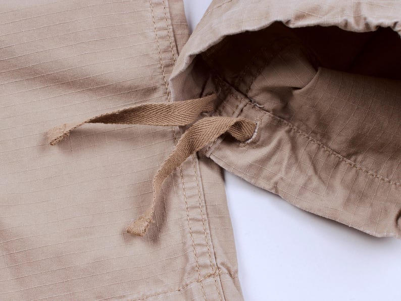 Pode incluir: Uma placa de madeira r&uacute;stica com o texto "Welcome to our home" em letras brancas. A placa apresenta um acabamento desgastado e um design simples e convidativo, perfeito para uma varanda ou entrada.