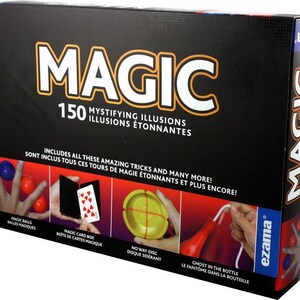 Puede incluir: Una caja negra con la palabra "MAGIC" en letras grandes y amarillas. La caja anuncia "150 ilusiones misteriosas" e incluye imágenes de trucos de magia como trucos de cartas, bolas mágicas y un fantasma en una botella.
