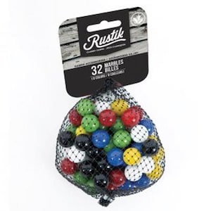 Pode incluir: Um saco de rede cheio de 32 bolas de gude coloridas em várias cores, incluindo vermelho, verde, azul, amarelo, preto e branco. A etiqueta diz "Rustik" e "32 Bolas de gude".