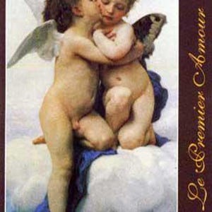 Op de afbeelding: Een klassiek schilderij met twee cherubijnachtige figuren die elkaar omarmen. De ene figuur kust de andere op de wang. Beide figuren hebben vleugels en bevinden zich op een wolk. De tekst "Le Premier Amour" staat aan de rechterkant.