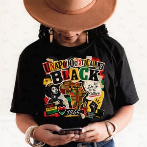 Op de afbeelding: Zwart T-shirt met de woorden "UNAPOLOGETICALLY BLACK" in rood, geel en groen. Het shirt heeft een collage van afbeeldingen, waaronder een vrouwenportret, een kaart en de tekst "Do it for the Culture."