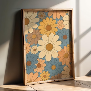 Könnte beinhalten: Ein rechteckiges gerahmtes Wandbild mit einem sich wiederholenden Muster aus stilisierten Gänseblümchen in den Farben Creme, Senfgelb, gedämpftem Orange und Staubblau, angeordnet auf einem einfarbig blauen Hintergrund in einem hellen Holzrahmen.