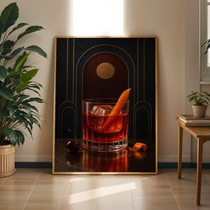 Könnte beinhalten: Ein gerahmter Kunstdruck mit einem dunklen, bogenförmigen Hintergrund, einem goldenen Kreis und einem Glas mit rotem Cocktail. Das Getränk enthält einen großen quadratischen Eiswürfel und eine Orangenschale, daneben liegt eine dunkle Kirsche.