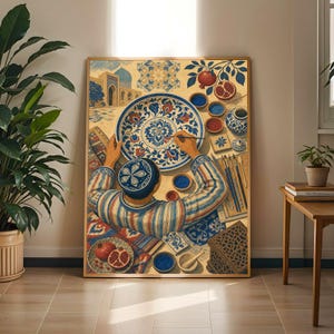 Könnte beinhalten: Ein gerahmter Wandkunstdruck, der einen Kunsthandwerker beim Bemalen eines großen Keramiktellers mit blauen und roten Blumenmustern zeigt. Die Szene umfasst kleine Farbschalen, Pinsel, einen Mörser und Granatäpfel vor einem Hintergrund mit architektonischen Elementen und geometrischen Fliesendesigns.