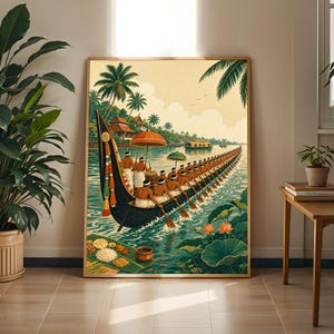 Könnte beinhalten: Ein vertikaler Wandkunstdruck, der ein traditionelles langes Schlangenboot auf einem Fluss mit vielen Ruderern in weißer Kleidung zeigt. Die Szene umfasst Palmen, ein entferntes Haus, einen kleinen Sonnenschirm und Lotusblumen im Vordergrund.