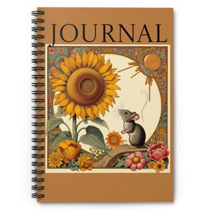 Puede incluir: Diario con espiral y cubierta marrón con la palabra «JOURNAL» en negro. La portada presenta un girasol, un ratón y varias flores amarillas, naranjas y rosas, sobre un fondo crema.