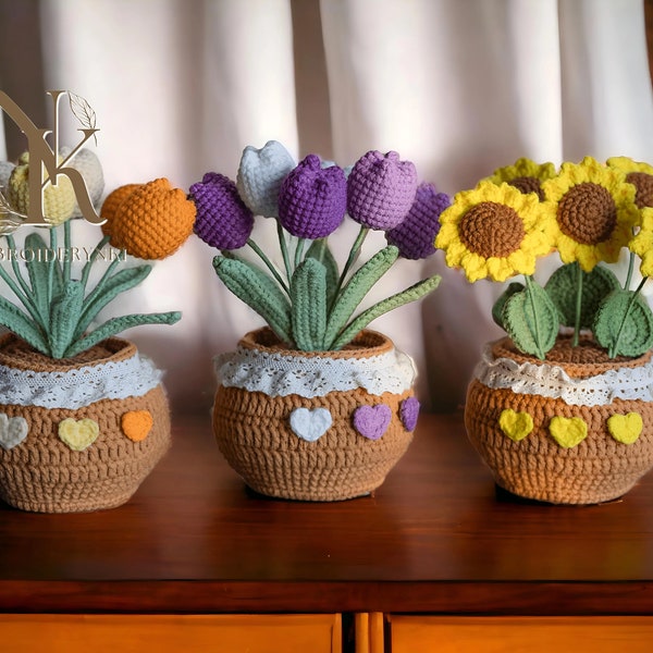 Crochet Tulip & Lily's in Knitting Pot - Décoration intérieure, Décoration florale au crochet, Cadeau de tricot parfait, Décoration de bureau pour les amateurs de décoration intérieure