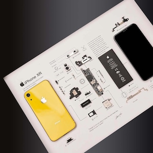 Op de afbeelding: Een gele iPhone XR gedemonteerd in zijn afzonderlijke componenten, waaronder het scherm, de batterij, de camera en het moederbord. De telefoon is gelabeld "iPhone XR" en de tekst "The iPhone XR was Apple's best selling 2018 model" is ook zichtbaar.