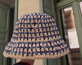 Patrón de gorro de pescador a crochet: Sombrero de verano de rafia azul y beige (Descargar PDF)