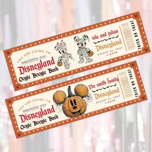 Può includere: Due biglietti Disneyland Oogie Boogie Bash. Un biglietto presenta Topolino e Minnie Mouse mummificati, l'altro una zucca Topolino. Entrambi i biglietti hanno il testo "Trick or Treat" e i dettagli dell'evento.