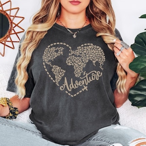 Abenteuer Reise Shirt, Floral Weltkarte T-Shirt, süßes Geschenk, Reise Liebhaber T-Shirt, Flugzeug Herz Design, Abschlussreise T-Shirt, Komfort Farben