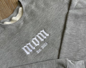 ADULT “MOM” CREWNECK - Embriodered Mom Gift - Custom Personalized Mother Sweatshirt - Gift for Mama - Grey Pullover