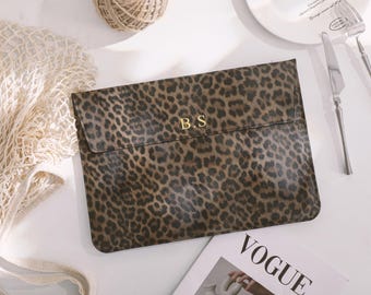Custodia per laptop in pelle leopardata personalizzata | Custodia sottile per MacBook Air/Pro 13", 14" e 15" | Custodia per laptop con monogramma
