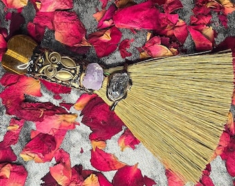Hexenbesen zur Reinigung mit Tigerauge, Beige/Brauner Heilstein, Eulen Ornamenten wunderschön verziert, Bergkristall, Amethyst, Altardeko