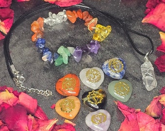 Chakra-Heilstein-Set mit Armband & Bergkristall-Anhänger | 7 Herzsteine, Samtbeutel, energetisch aufgeladen Geschenkset