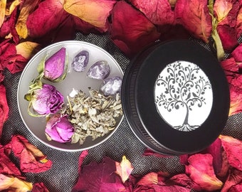 Starke Spirituelle Heilungskerze – Amethyst, Paraffin heilt, reinigt löst Blockaden auf, mit Heilsteinen, Kräutern und Blüten, Teelichtdose