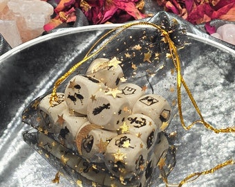 Würfel-Set als Lenormand-Alternative | 12 Holzwürfel, 36 Symbole, 2× Pro Würfel, Gravur, Säckchen, Geschenkidee