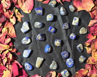 Lapislazuli-Runen-Set, 24 kleine Runen – handlich & unterwegs, tiefes Blau mit goldenen Zeichen, inklusive schwarzer Samtbeutel