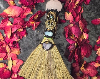 Hexenbesen zur Reinigung mit Rosenquarz, Rosa schimmerndem Heilstein, Kronen Ornament wunderschön verziert, Opal, Amethyst, Altardeko