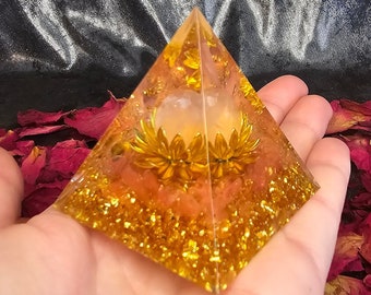 Rosenquarz-Pyramide Loutusblume – Stressabbau, positive Energie & Fruchtbarkeitsförderung, 5x5 cm, Geschenk, Deko, Entspannung