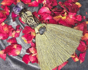 Hexenbesen zur Reinigung mit Amethyst, lila Heilsteine, Drachen Ornamenten wunderschön verziert, Bergkristall, Altardeko