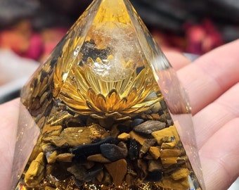 Heilstein-Pyramide (5 cm) mit Tigerauge, Bergkristall & Goldener Blume-des-Lebens - Klarheit, Angstlinderung, Harmonie  Chakren-Stärkung