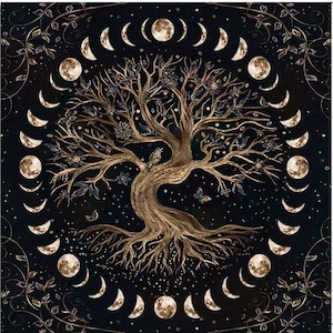 Könnte beinhalten: Ein quadratischer Wandbehang mit einem zentralen, knorrigen Baum mit sichtbaren Wurzeln, umgeben von einem kreisförmigen Rand aus Mondphasen. Das Design enthält kleine Vögel, Schmetterlinge und florale Akzente in Gold- und Blautönen auf schwarzem Grund.
