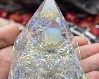 Opal-Pyramide (5 cm) – Liebe, Klarheit & Chakren-Stärkung | Blume des Lebens und Opal-Kugel schimmernd wie Perlmutt Geschenkidee