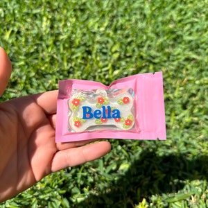 Etiqueta de identificación de mascota con forma de hueso de perro floral personalizada