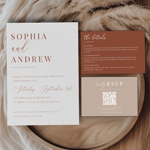 Puede incluir: Un conjunto de invitaciones de boda con una tarjeta blanca que presenta los nombres Sophia y Andrew en una fuente marrón. La fecha es el sábado 3 de septiembre de 2025. La tarjeta de detalles es marrón con texto blanco y la tarjeta RSVP es beige con un código QR.