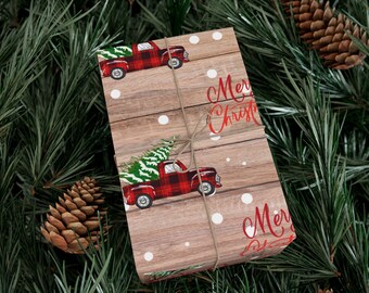Rustikales kleines rotes LKW-Weihnachtspapier, frohe Weihnachten-Geschenkverpackung, karierter roter LKW, der Weihnachtsbaum trägt, familienfreundlich
