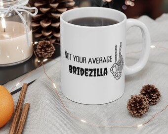 Nicht Ihre durchschnittliche Bridezilla Tasse 11 Unzen, Morgen der Hochzeit, Braut, Skeleton Hand, Spooky Halloween Schriftart, Kaffee Getränk, Lustig