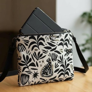 Tablet case or document holder. Jacquard bag with cat, feline, and bird motifs – Handmade case made in Quebec, Canada.