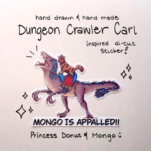 Può includere: Un adesivo fustellato disegnato e realizzato a mano, raffigurante un dinosauro viola con dettagli blu, cavalcato da un gatto incoronato. Include il testo "Dungeon Crawler Carl" e "MONGO IS APPALLED!!".