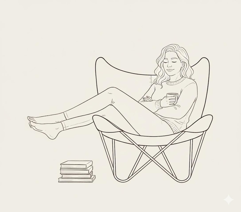 Op de afbeelding: Lijntekening van een persoon die ontspant in een vlinderstoel, met een mok in de hand. Een stapel boeken staat in de buurt. De persoon draagt een trui en leggings. De illustratie is in zwart-wit.