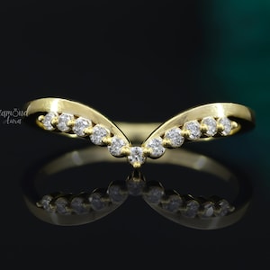 14K Gold Chevron Ring Moissanit schimmernder Ring gebogen V Stapeln Passende Band V förmige Ehering Frauen Minimalist Chevron Band für Sie
