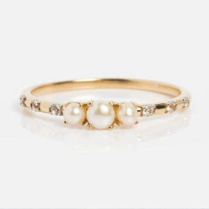 Anello con perla d&#39;acqua dolce / Anello nuziale delicato Anello con perla e diamanti in oro 14 carati Anello con perla delicata, anello con perla minimalista vintage, anello con trio di perle