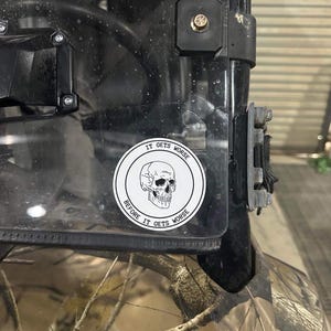 Pegatina de vinilo de calavera de 3" - Humor de cuello azul militar oscuro - A prueba de agua y rayos UV - Empeora antes de que empeore
