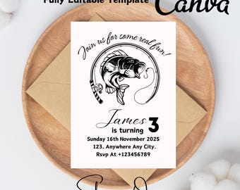 Puede incluir: Una invitación de cumpleaños imprimible en blanco y negro con un tema de pesca. La invitación presenta un pez de dibujos animados con una caña de pescar y el texto "Join us for some real fun!" La invitación también incluye el texto "James 3 is turning" y la fecha "Sunday 16th November 2025".