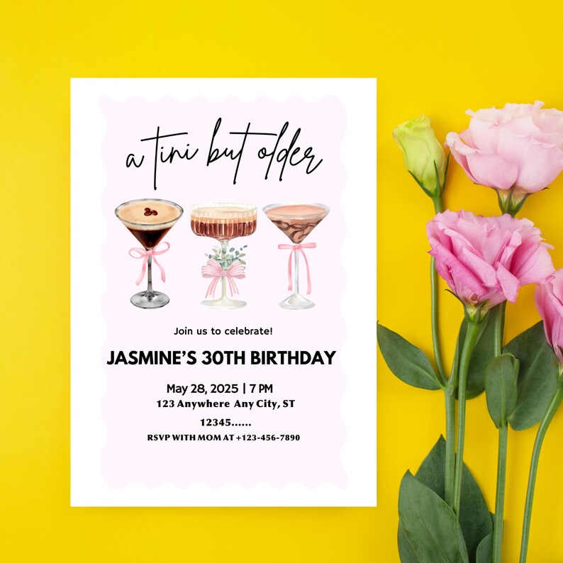 Peut inclure: Une invitation d'anniversaire rose et blanche avec une illustration fantaisiste de trois cocktails. Le texte indique "a tini but older" et "Jasmine's 30th Birthday". L'invitation comprend la date, l'heure et le lieu de l'&eacute;v&eacute;nement, ainsi qu'un num&eacute;ro de RSVP.