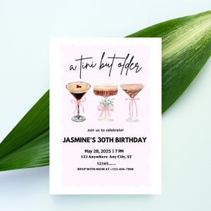 Peut inclure: Une invitation d'anniversaire rose et blanche avec le texte "a tini but older" et trois cocktails. L'invitation est pour le 30e anniversaire de Jasmine et comprend la date, l'heure et le lieu de la f&ecirc;te. Les informations de RSVP sont &eacute;galement incluses.
