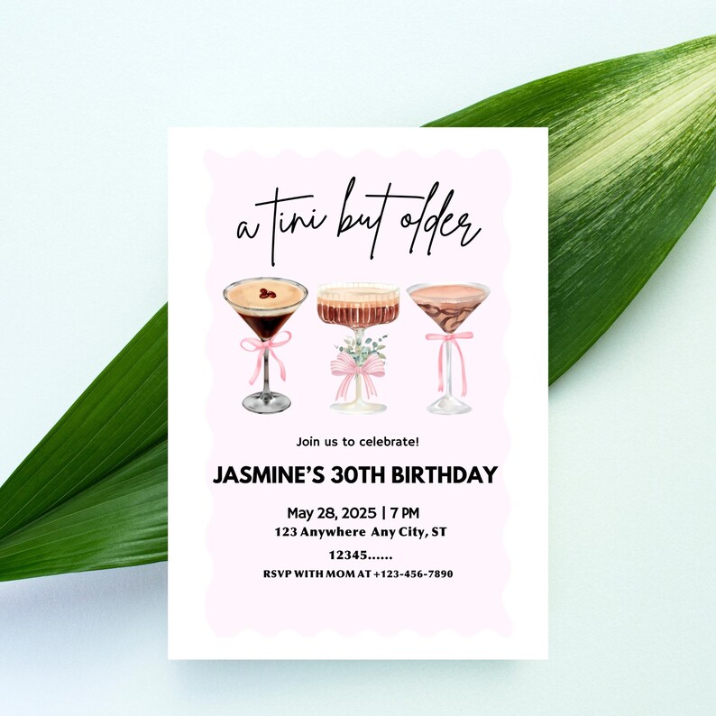 Peut inclure: Une invitation d'anniversaire rose et blanche avec le texte "a tini but older" et trois cocktails. L'invitation est pour le 30e anniversaire de Jasmine et comprend la date, l'heure et le lieu de la f&ecirc;te. Les informations de RSVP sont &eacute;galement incluses.