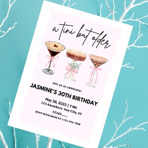 Peut inclure: Une invitation d'anniversaire blanche et rose avec un graphique de trois cocktails. Le texte indique "a tini but older" et "Jasmine's 30th Birthday". L'invitation comprend la date, l'heure et le lieu de la f&ecirc;te, ainsi qu'un num&eacute;ro de RSVP.